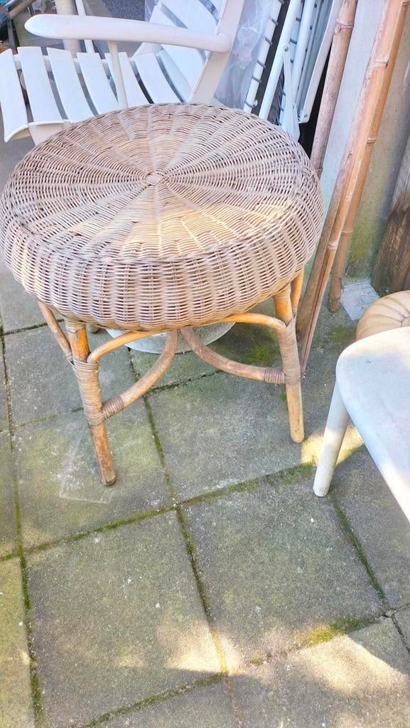 Table ronde bambou, Enlèvement