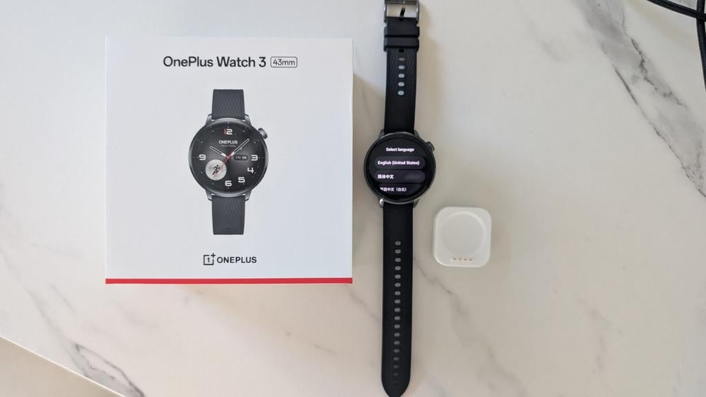 OnePlus Watch 3 (43 mm) — âgée de 2 semaines, Bijoux, Sacs & Beauté, Montres connectées, Comme neuf, Android, Noir, Distance, Bandage calorique
