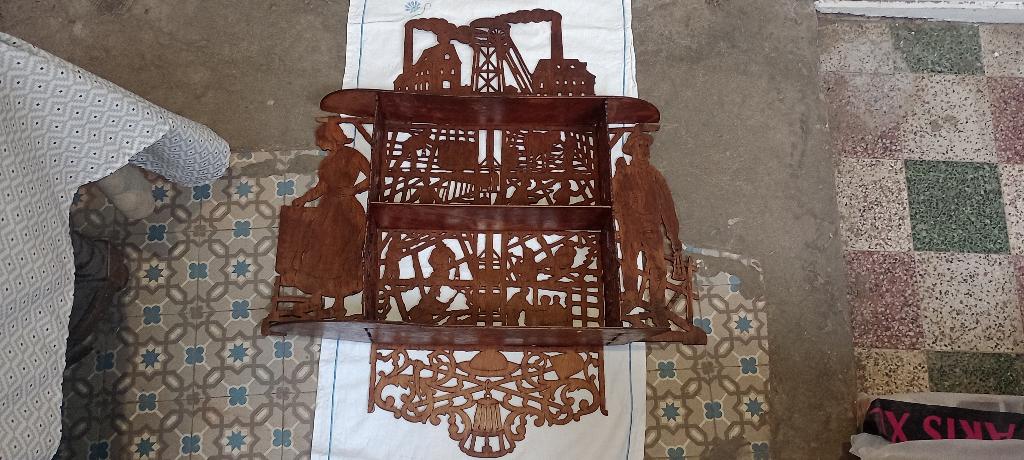 Étagère sculptée Art Populaire -Scènes de Mine & Charbonnage, Enlèvement, Bois, Autres types, Femme