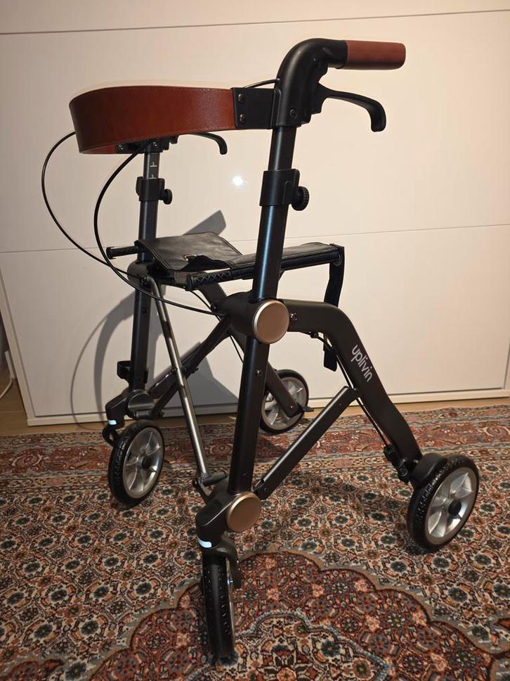 Lichtgewicht opvouwbare rollator merk Trive, Diversen, Rollators, Lichtgewicht, Ophalen