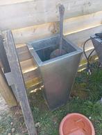 Zeer hoge metalen bloempot, Tuin en Terras, Metaal