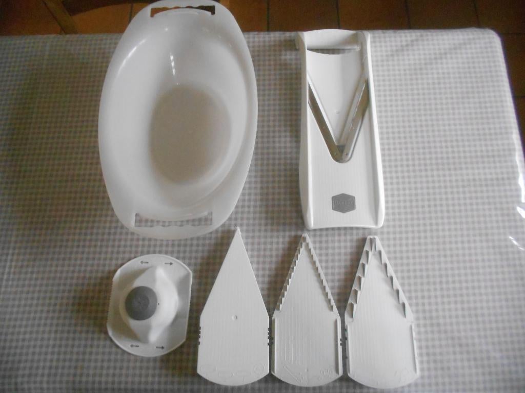 Râpe - mandoline BORNER. DD, Maison & Meubles, Cuisine | Ustensiles de cuisine, Enlèvement ou Envoi