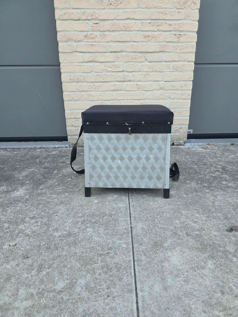 Boîte de pêche/glacière vintage en aluminium - Boîte de sièg, Sports nautiques & Bateaux, Enlèvement ou Envoi, Comme neuf, Ligne de pêche