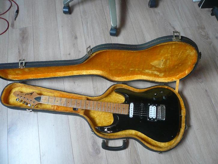 ARIA PRO II avec caisse., Musique & Instruments, Instruments à corde | Guitares | Électriques, Utilisé, Solid body, Enlèvement