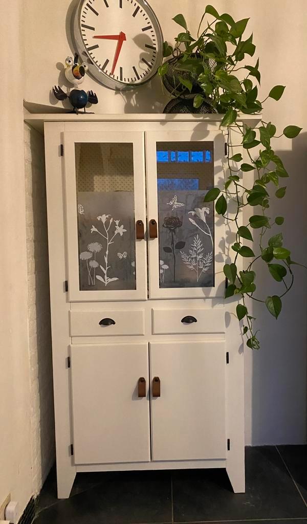 Wit geverfde grenen buffetkast met glazen deuren en lades, Huis en Inrichting, Kasten | Buffetkasten, Gebruikt, 150 tot 200 cm