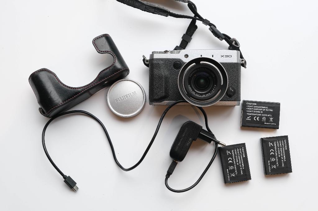 A vendre FUJI X 30, Enlèvement ou Envoi, 4 à 7 fois, Compact, 12 Mégapixel