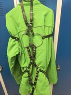 Lederen harnas, Verzenden