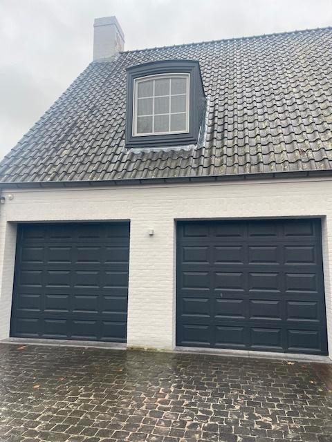 2 electrische PVC garagepoorten te koop, Doe-het-zelf en Bouw, Deuren en Vliegenramen, Gebruikt, Garagedeur, 215 cm of meer, 120 cm of meer