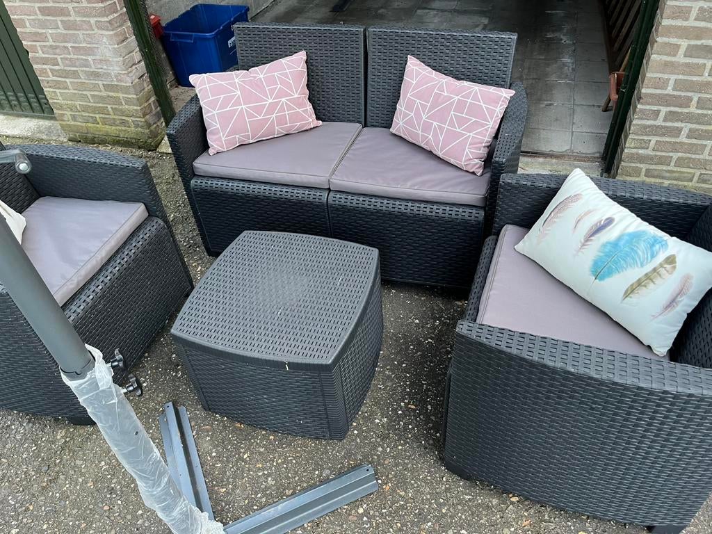 Rieten gevlochten tuinset  4 personen met paraplu, Tuin en Terras, Ophalen, Zo goed als nieuw, Tuinset