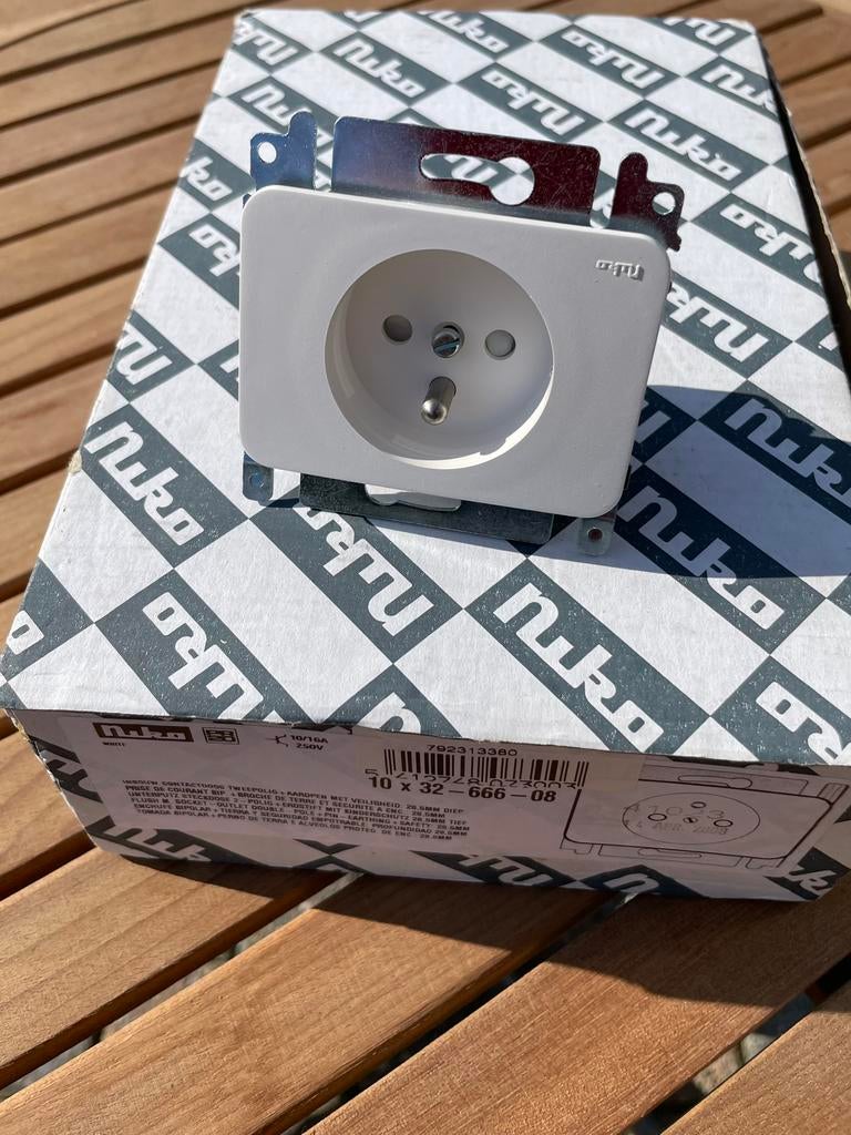10 nieuwe niko pr 20 witte  stopcontacten ouder model, Doe-het-zelf en Bouw, Ophalen, Nieuw