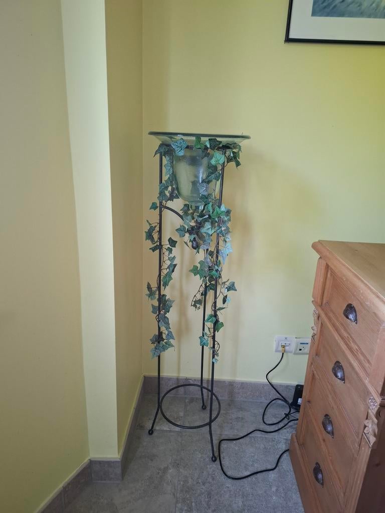 Metalen staander met glazen vaas, Ophalen