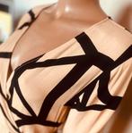 Robe cintrée mini fluide col V maxi, Vêtements | Femmes, Robes, Only, Enlèvement ou Envoi, Comme neuf, Beige