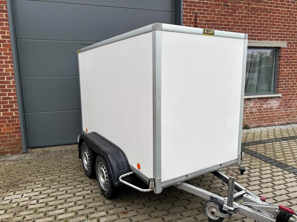 Remorque fermée à deux essieux DECKX — 750 kg, Enlèvement, Utilisé