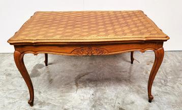 houten tafel beschikbaar voor biedingen