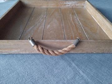 Dienblad in hout beschikbaar voor biedingen