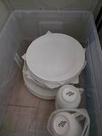 Witte tassen en borden, Ophalen