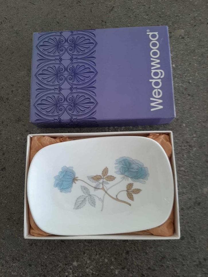 Porselein schoteltje en bordje Wedgwood, Antiek en Kunst, Antiek | Porselein, Ophalen of Verzenden