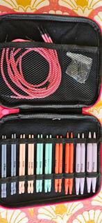 Etui gevuld met rondbreinaalden en kabels, Hobby en Vrije tijd, Ophalen of Verzenden, Nieuw