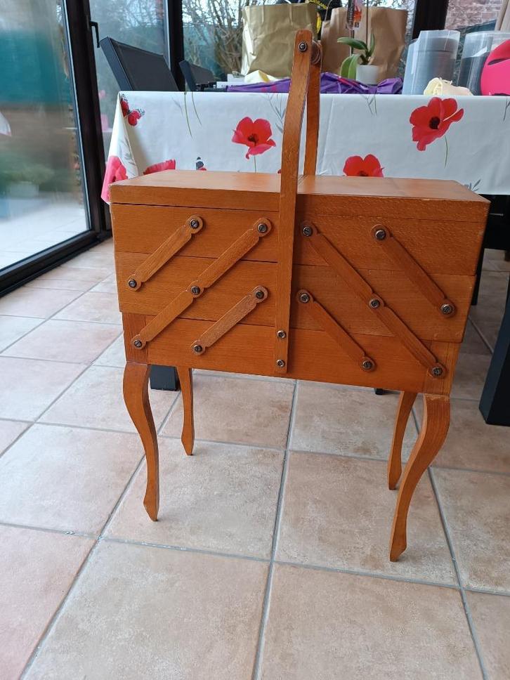 A vendre une travailleuse, Hobby en Vrije tijd, Naaien en Fournituren, Gebruikt, Overige typen, Ophalen