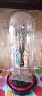 Beeld onder stolp - Christus aan het kruis, Huis en Inrichting, Woonaccessoires | Stolpen, Ophalen, Gebruikt