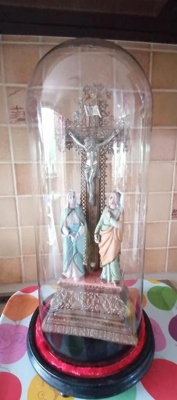 Beeld onder stolp - Christus aan het kruis  beschikbaar voor biedingen