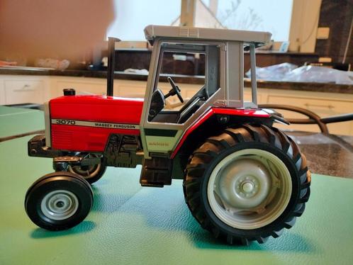 Reproduction du tracteur Masset Ferguson 3070, Hobby en Vrije tijd, Modelauto's | 1:50, Nieuw, Hijskraan, Tractor of Landbouw
