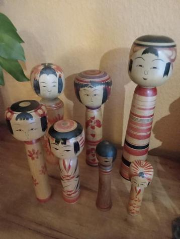 Set van 7 Kokeshi-poppen beschikbaar voor biedingen