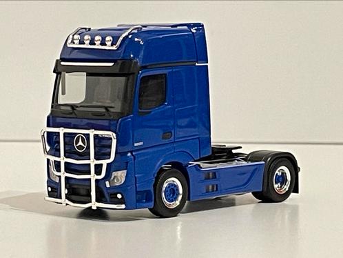 Herpa MB Actros Gigaspace Bullbar trekker blauw 1/87, Hobby en Vrije tijd, Modelauto's | 1:87, Zo goed als nieuw, Bus of Vrachtwagen