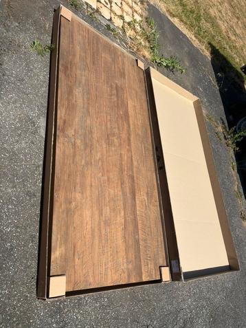 Nieuwe houten eettafels beschikbaar voor biedingen