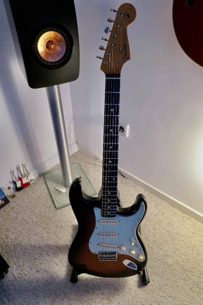 Mint  Fender MX signature  Fender Robert Cray Stratocaster, Musique & Instruments, Instruments à corde | Guitares | Électriques