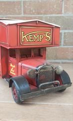 Metalen oldtimer vrachtwagen, Ophalen