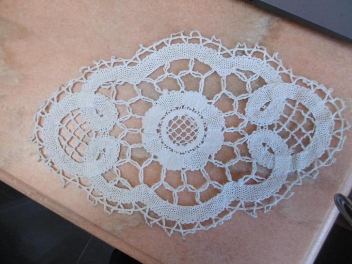 antiek kantwerk onderleggertje ecru ovaal, Antiek en Kunst, Antiek | Tapijten, Tafelkleden en Textiel, Ophalen of Verzenden