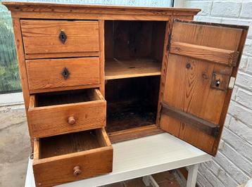 Kleine kast met deur en 4 laden beschikbaar voor biedingen