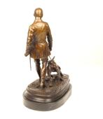 Massief Bronzen Stanbeeld van een kamerhouder en bloedhond, Verzenden, Brons