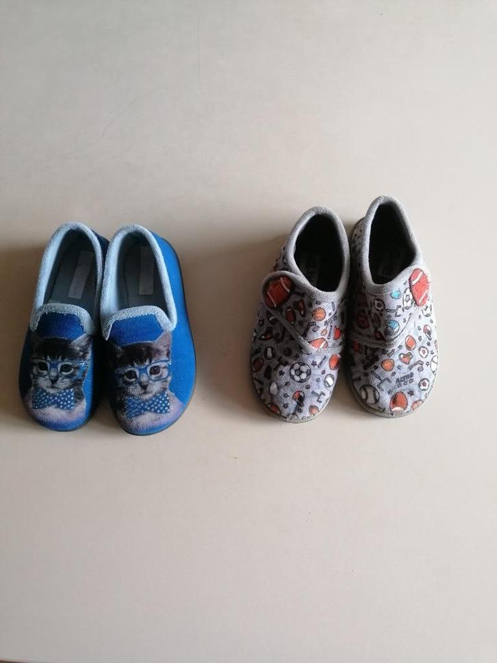 2 paar knusse pantoffeltjes maat 29, Kinderen en Baby's, Kinderkleding | Schoenen en Sokken, Zo goed als nieuw, Ophalen of Verzenden