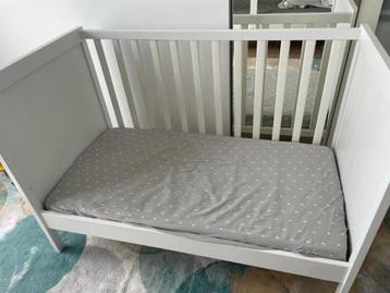 Te koop: IKEA Sundvik wit evoluerend babybed beschikbaar voor biedingen