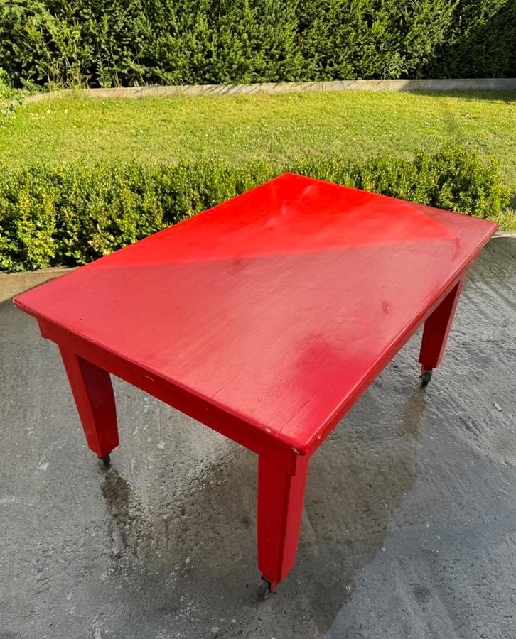 Rode houten tafel op wielen — stevig en praktisch, Huis en Inrichting, Tafels | Salontafels, Zo goed als nieuw, Ophalen