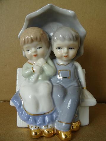 Statue en porcelaine vintage garçon et fille dorée 11cm 1960