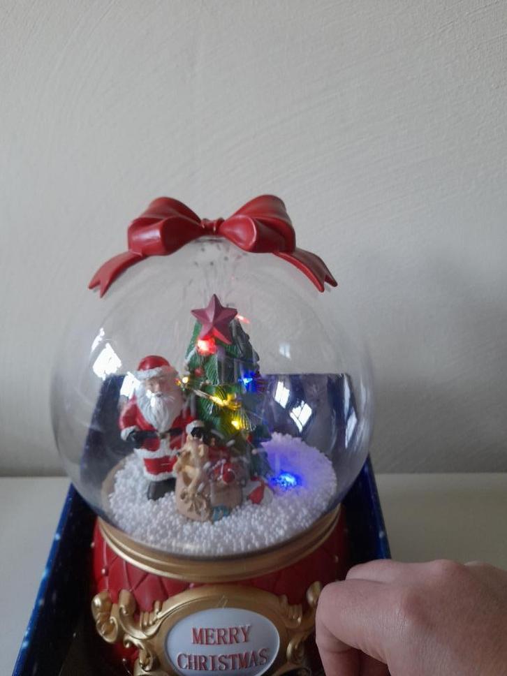 Kerst - globe kerstman met echte sneeuw / lichtjes / muziek, Diversen, Kerst, Nieuw, Ophalen of Verzenden