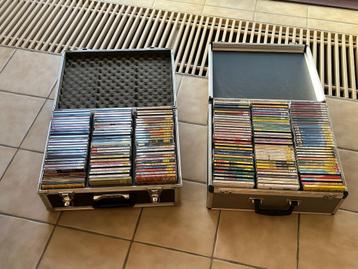 2 CD-koffers vol CD’s van discobar van feesten en fuiven