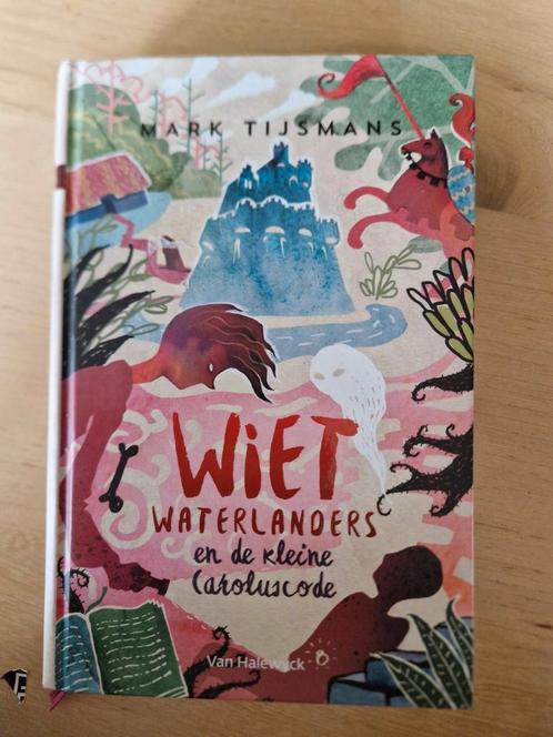 Mark Tijsmans - Wiet Waterlanders en de kleine Caroluscode, Boeken, Kinderboeken | Jeugd | 10 tot 12 jaar, Zo goed als nieuw, Ophalen of Verzenden