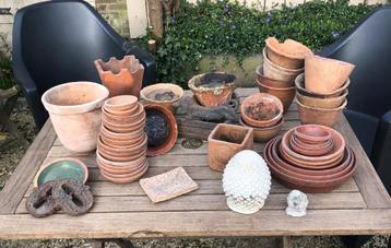 Brocante bloempotten, schoteltjes en andere tuin decoratie  beschikbaar voor biedingen
