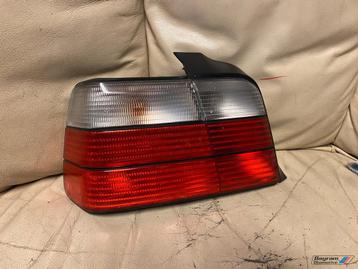 Bmw E36 sedan achterlicht links M3 rood wit 3-serie 9405444 beschikbaar voor biedingen