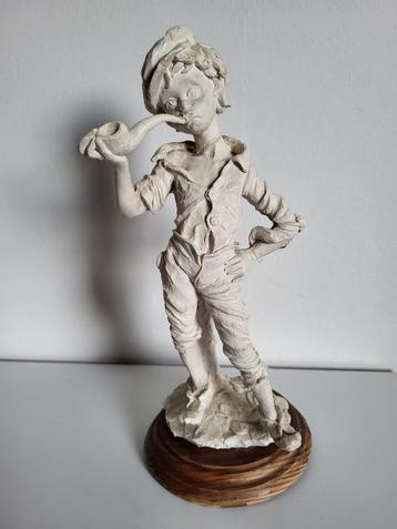 sculptuur Capodimonte beeldje jongen met pijp gesigneerd beschikbaar voor biedingen