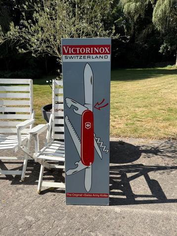 Groot reclamebord Victorinox Zwitserland in metaal beschikbaar voor biedingen