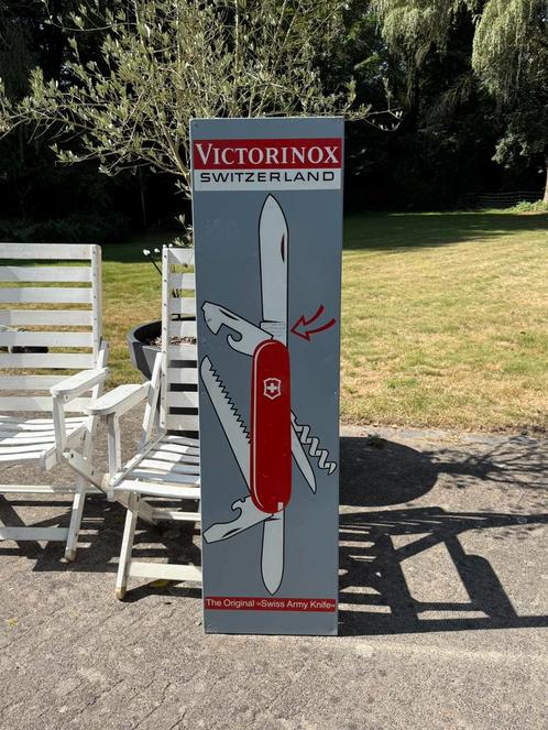 Groot reclamebord Victorinox Zwitserland in metaal, Verzamelen, Merken en Reclamevoorwerpen, Gebruikt, Reclamebord, Ophalen