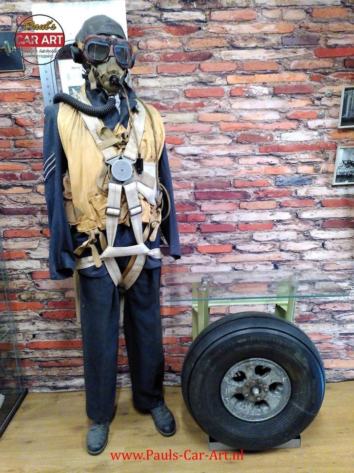 WW2 RAF Supermarine Spitfire Main Wheel side table, Verzamelen, Militaria | Tweede Wereldoorlog, Ophalen of Verzenden