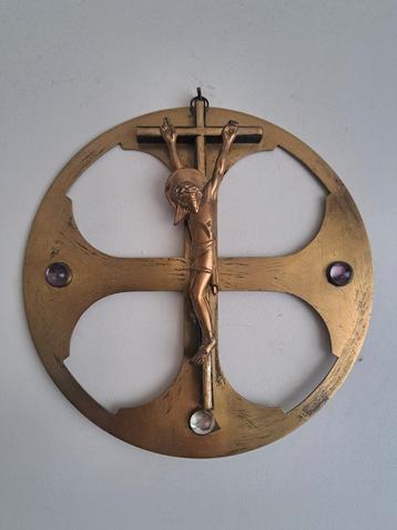 Belle croix d'autel circulaire ancienne en laiton beschikbaar voor biedingen