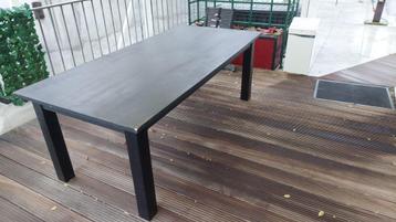 Eiken tafel beschikbaar voor biedingen