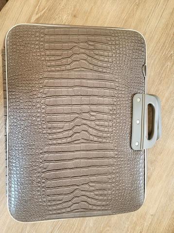 Laptophoes taupe beschikbaar voor biedingen